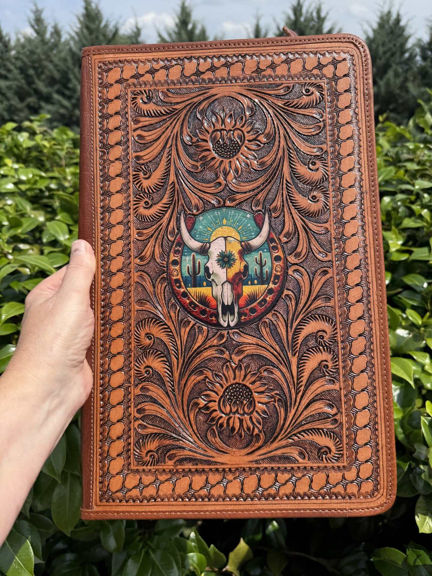 Jewelry wallet in tooled leather made from genuine cowhide for stylish jewelry storage and organization